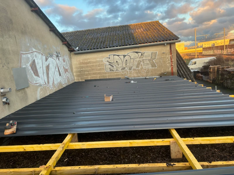 renovatoit-toiture-entrepot-bac-acier-2-Elancourt